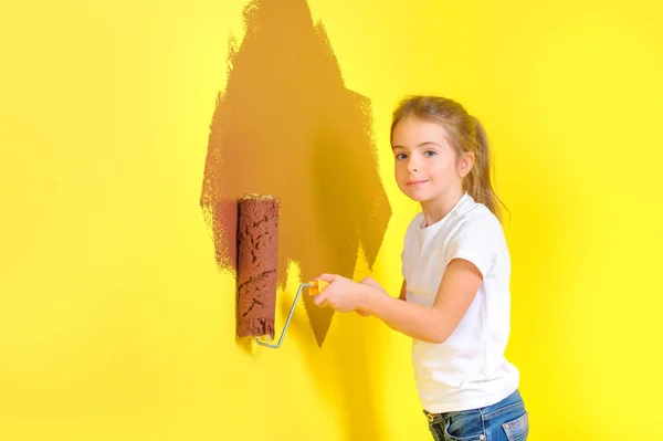 Hermosa Niña Está Pintando Una Pared Reparación Habitación — Foto de Stock