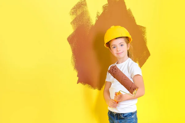 Niña Casco Construcción Con Rodillo Las Manos Cerca Pared Pintada — Foto de Stock