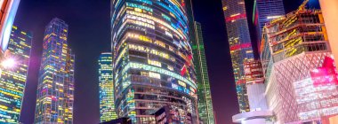 Moskova business center, çalışma ofisleri, ışık gece sokakta parlak aydınlatma akşam