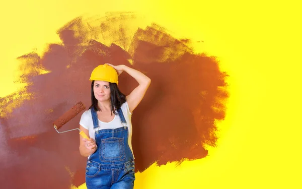 Mujer Pintor Casco Construcción Con Rodillo Pintura Comienzo Reparación Casa — Foto de Stock