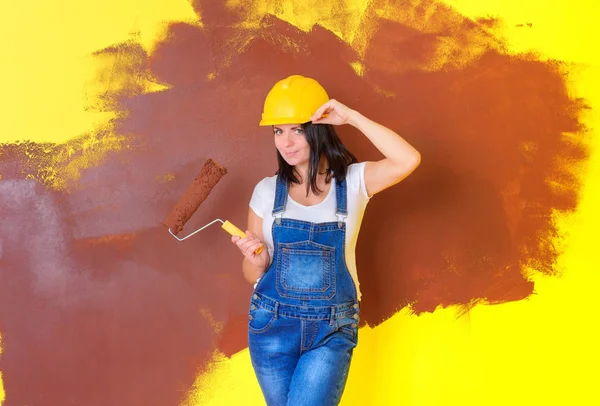 Pintora Profesional Casco Construcción Con Rodillo Pintura Inicio Las Reparaciones — Foto de Stock