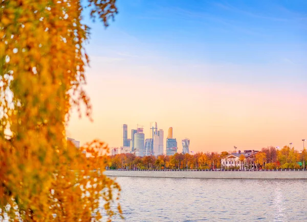 Панорама Бизнес Центра Москвы Красивого Осеннего Парка — стоковое фото