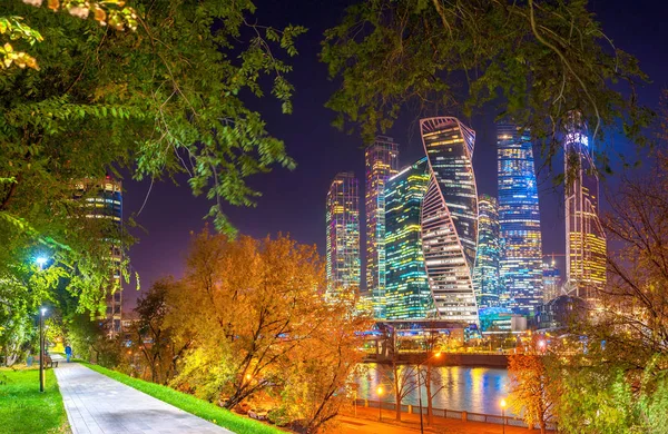Панорама Небоскребов Бизнес Центра Москвы Парка Набережной Реки Москвы Воде — стоковое фото
