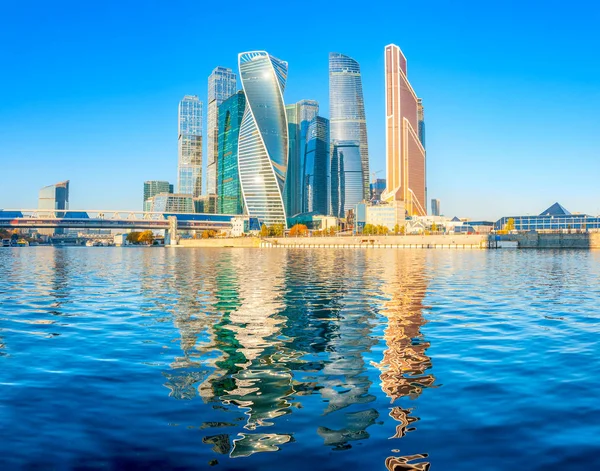 Moskova-Moskova Nehri, nehir, Moskova, Rusya binalarda yansıması çıkabilir üzerinden iş merkezinde gökdelenler Panoraması