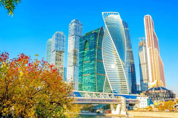 güneşli bir günde Moskova iş merkezinin gökdelenlerin sayısı