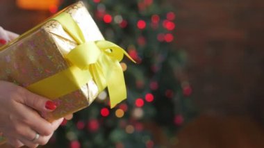 tatil, Hediyelik altın kağıt küçük kızları için yakın çekim annenin elleri vermek