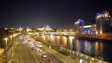 Kremlin ve Moskova nehri gece panoraması, Moskova'nın merkezindeki caddede araba trafiği. Rusya