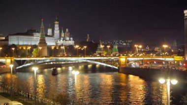 Kremlin ve Moskova Nehri' nin gece panoraması, Moskova. Rusya