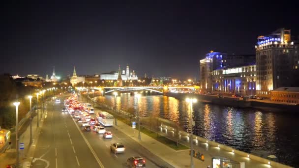 Nacht Panorama Van Het Kremlin Rivier Moskou Autoverkeer Centrale Straat — Stockvideo