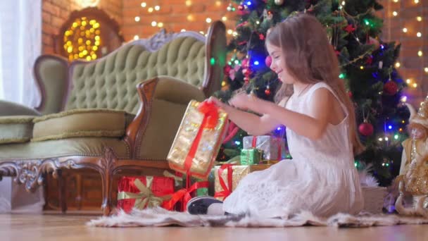 Tatillerde Beyaz Elbiseli Güzel Bir Kız Noel Ağacının Yanında Yerde — Stok video