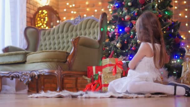 Férias Uma Menina Feliz Vestido Branco Sentado Chão Perto Árvore — Vídeo de Stock