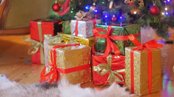 树下有很多礼物 一个小女孩带着礼物放在圣诞树下 — 图库视频影像