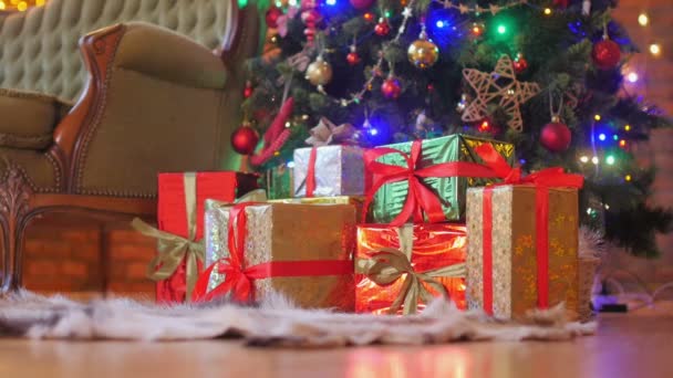 Una Sorpresa Festiva Manos Niña Poner Regalo Bajo Árbol Navidad — Vídeo de stock