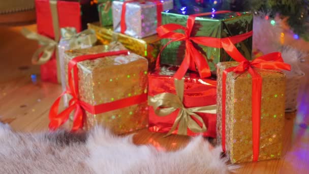 Las Fiestas Las Manos Muchacha Ponen Regalo Bajo Árbol Navidad — Vídeos de Stock