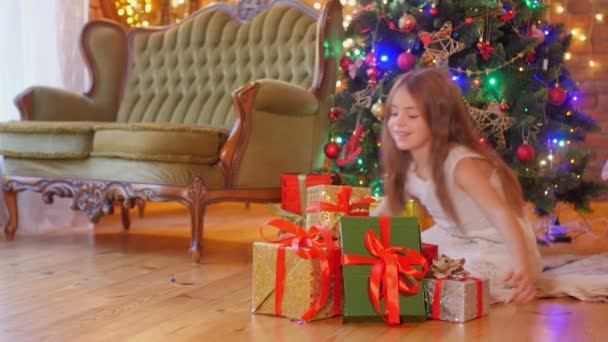 Ein Junges Mädchen Das Boden Neben Dem Weihnachtsbaum Sitzt Lacht — Stockvideo