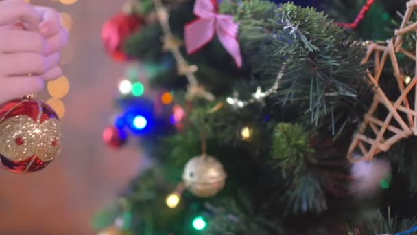 Las Manos Los Niños Cuelgan Bolas Árbol Navidad Decoraciones Navideñas — Vídeo de stock