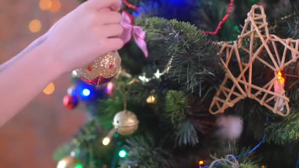 Las Manos Los Niños Cuelgan Bolas Árbol Navidad Decoraciones Navideñas — Vídeo de stock