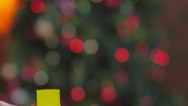 Подарочная Коробка Крупный План Девушки Подарочной Коробкой Фоне Ярких Праздничных — стоковое видео