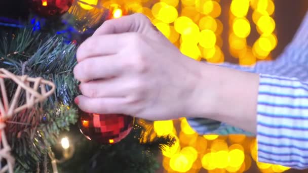 Voorbereiding Vakantie Vrouwen Handen Hangen Ballen Kerstboom Tegen Achtergrond Van — Stockvideo