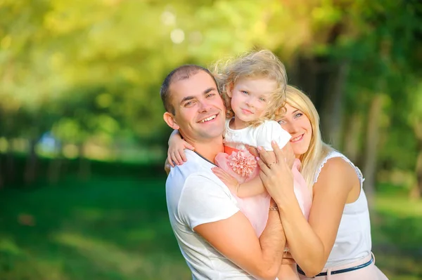 Šťastná Rodina Večerním Parku Držící Náručí Dceru Usmívá — Stock fotografie