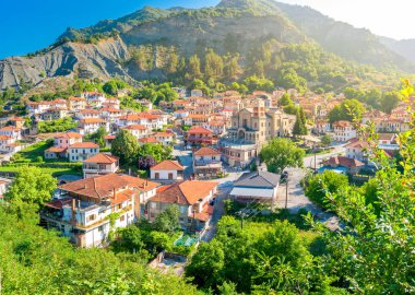 Sabah güneşinin ışınları Yunanistan'da küçük bir tatil köyü