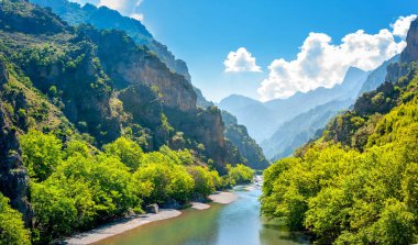 Zagori bölgesinde Yunanistan'da dağların Panoraması, kanyonakan nehir