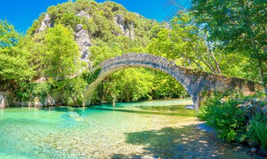 Yunanistan'ın orta kesiminde bulunan eski taş köprü Noutsos'un görünümü, Zagori, Avrupa