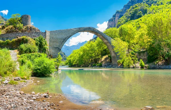güzel Aoos nehri, Zagori üzerinde Konitsa eski taşlı köprü görünümü. Yunanistan. Avrupa