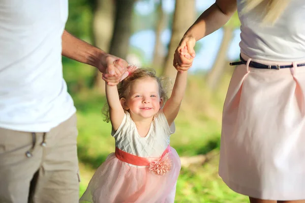 Felices Caminatas Familiares Hermoso Parque Primavera Los Padres Sostienen Hija — Foto de Stock