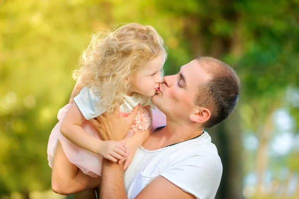 Lykkelig Familie Vakker Vårpark Far Holder Datter Armene Sine Kysser – stockfoto