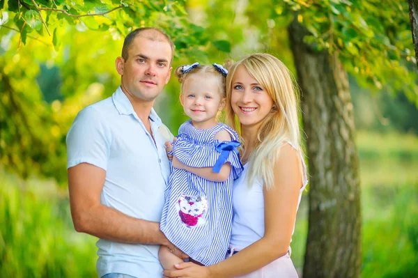Szczęśliwa Rodzina Pięknym Parku Wiosennym Przytulanie Stoi Tle Jasnych Liści — Zdjęcie stockowe