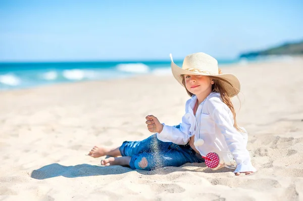 Mooi Klein Meisje Een Strand Hoed Zit Het Strand Speelt — Stockfoto