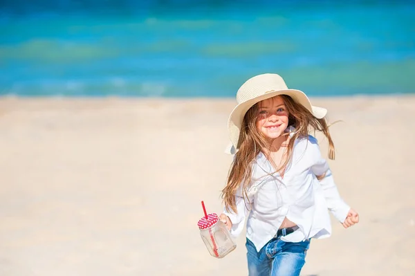 Mooi Klein Meisje Een Strand Hoed Spelen Plezier Aan Zee — Stockfoto