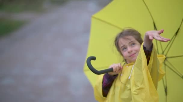 Menina Feliz Uma Capa Chuva Amarela Dobra Seu Guarda Chuva — Vídeo de Stock