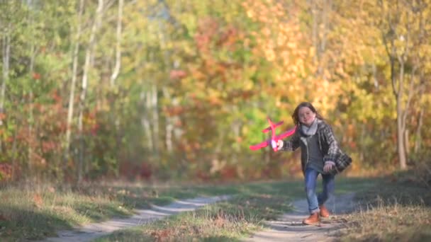 Happy Little Girl Corre Con Modello Aeroplano Sul Prato Autunno — Video Stock