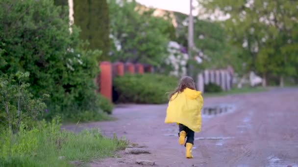 Little Sweet Girl Yellow Raincoat Boots Diverte Corre Attraverso Pozzanghere — Video Stock