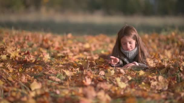 Sweet Girl Polto Lads Book Lying Autumn Fallen Leaves Inglês — Vídeo de Stock