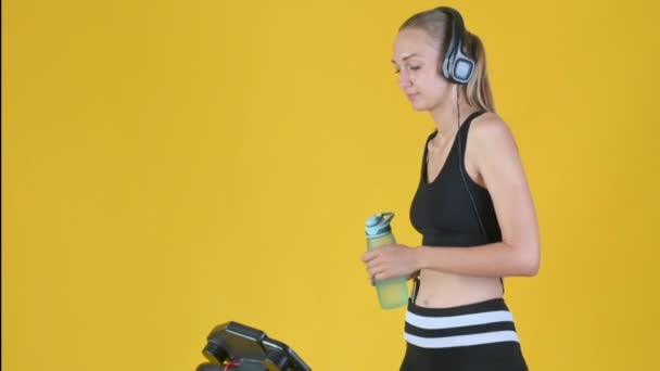 Fit Blondes Mädchen Sportbekleidung Mit Kopfhörern Trainiert Auf Laufband Und — Stockvideo