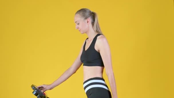 Koşu Bandında Çalışan Formda Bir Kız Spor Giysilerinde Kadın Fitness — Stok video