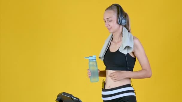 Fit Blondes Mädchen Sportbekleidung Mit Kopfhörern Trainiert Auf Laufband Und — Stockvideo
