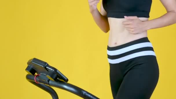 Nahaufnahme Eines Fitten Mädchens Das Auf Einem Laufband Trainiert Weibliches — Stockvideo