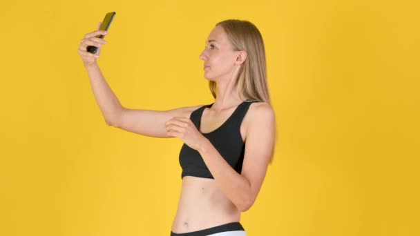 Smiling Fit Girl Taking Selfie Sports Exercise Isolated Yellow Background — Stock Video