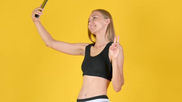 Sorrindo Ajuste Menina Tomando Selfie Após Exercício Esportivo Isolado Fundo — Vídeo de Stock