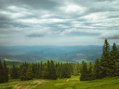 Dağların üzerinden bulutlu gökyüzü