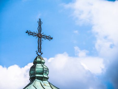 Çatıda Hıristiyan Haçı 