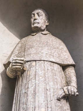 Çok ünlü bir adamın anıtı.