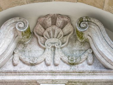 Kutsal Haç 'ı süslüyor.