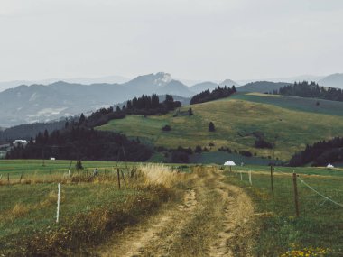 Dağlarda çit üstüne çit