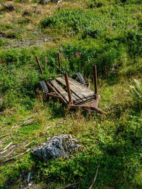 Eski araba dağlarda terk edilmiş.