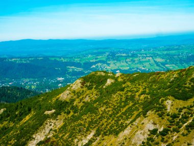 Yaz aylarında dağların peyzaj